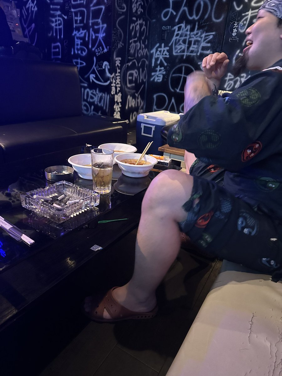 PeakyBar's tweet image. 今からBBQ行くのにラーメン3杯食うキチガイに見えるけど食べ切れんかったのを食べてくれてる優しいキチガイやで