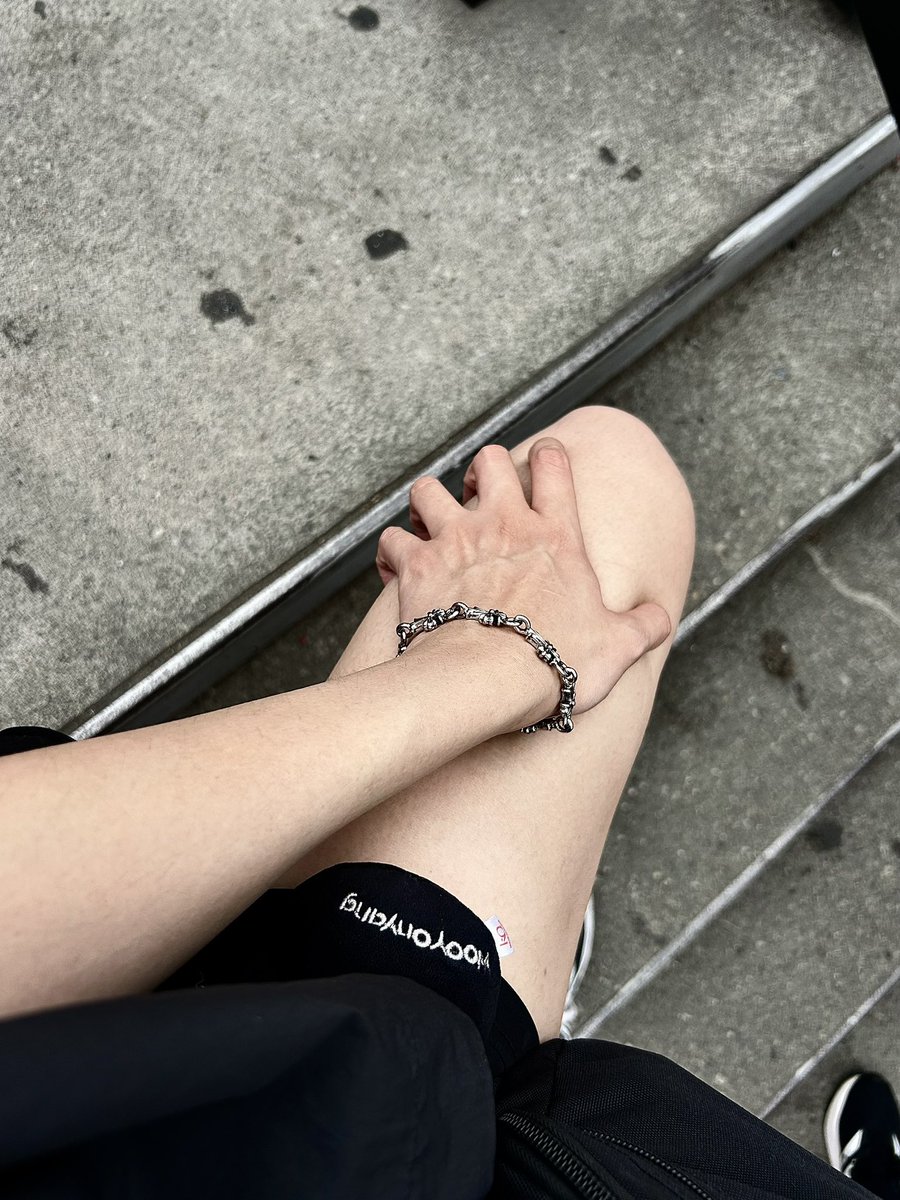 hotyapper's tweet image. Thinking about the one person who said โcrazy how they gave the aniteez keychains a tramp stampโ