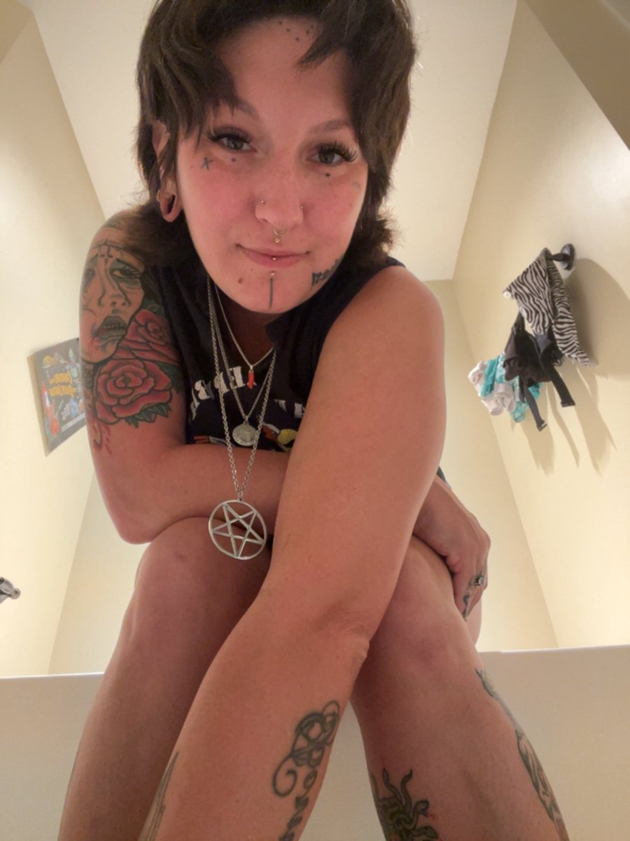 Still alive. 🖤🐊