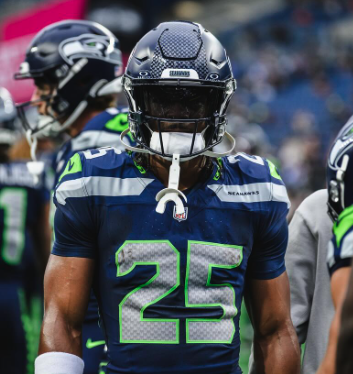 SeattleONTap's tweet image. Unfortunate news...
Seahawks RB Kenny McIntosh had to be carried off the field at training camp today after an apparent leg injury in a special teams drills.
Per @BradyHenderson
