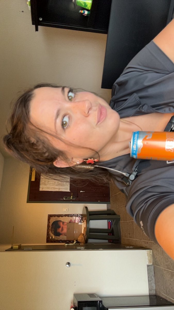 mari_tagg's tweet image. when the lighting is good in the boss’s office but now Elvis is staring at you