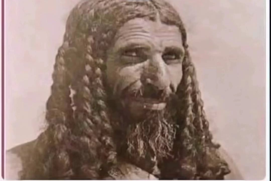 هذا قيس اللي معذب قلب ليلى 
وأنت وش عذرك ⁉️
😂😂😂😂😂😂😂