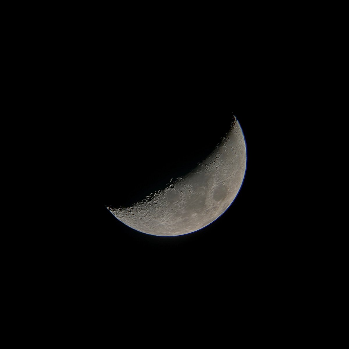 hajaralls's tweet image. to the moon and back 🌙