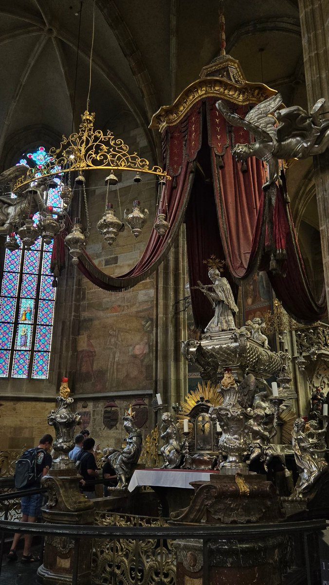 tsuyonpu's tweet image. Some photos from Prague day 1!!
Got very excited seeing the Lord's of Leipa emblem in an exhibition haha