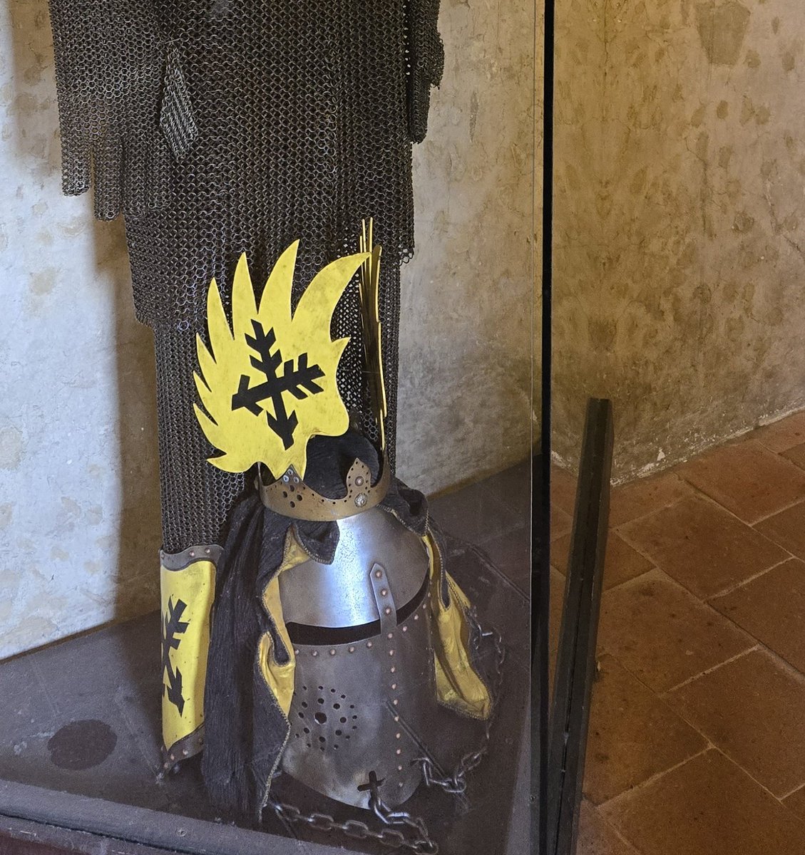 tsuyonpu's tweet image. Some photos from Prague day 1!!
Got very excited seeing the Lord's of Leipa emblem in an exhibition haha