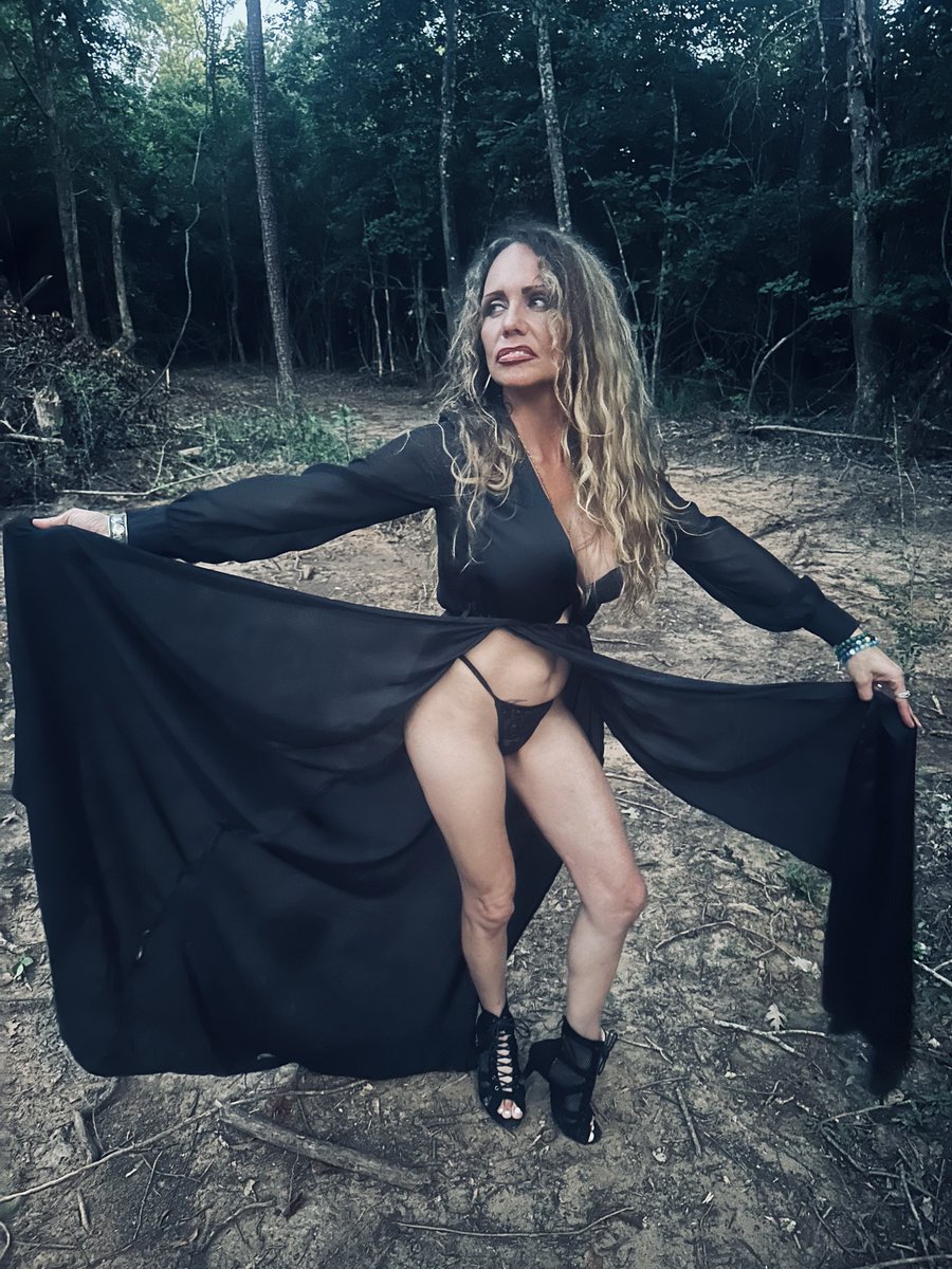 Happy Saturday ya’ll stream my music on all Streaming platforms! #singersongwriter #southerngothic #southernaccent #soulsinger #vixen