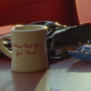 A faixa “When Did You Get Hot?” foi um easter egg do videoclipe de “Manchild”!