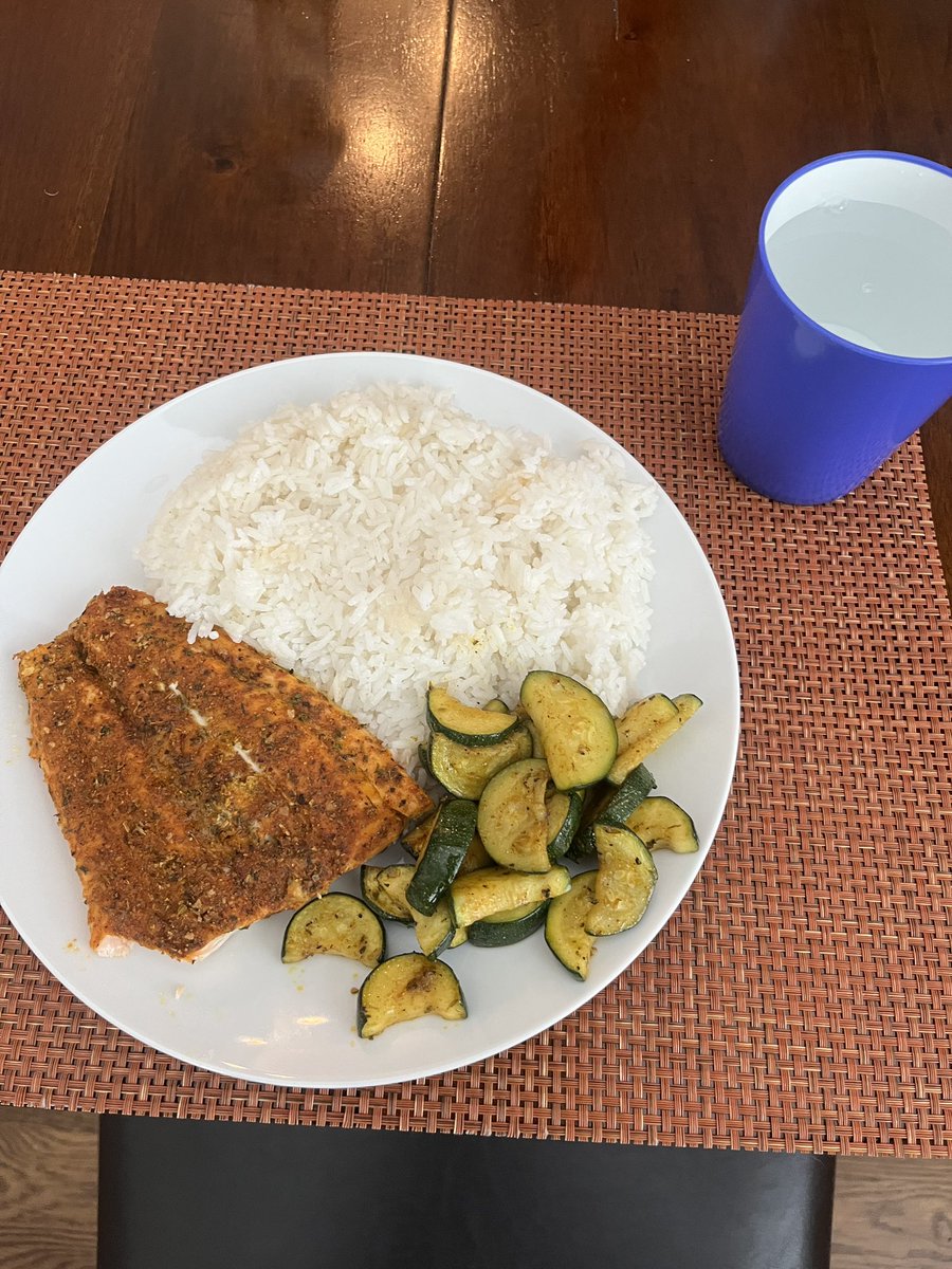 Fueling up the right way 🏀💪
Salmon, rice, zucchini. 
#healthyeating #athletic