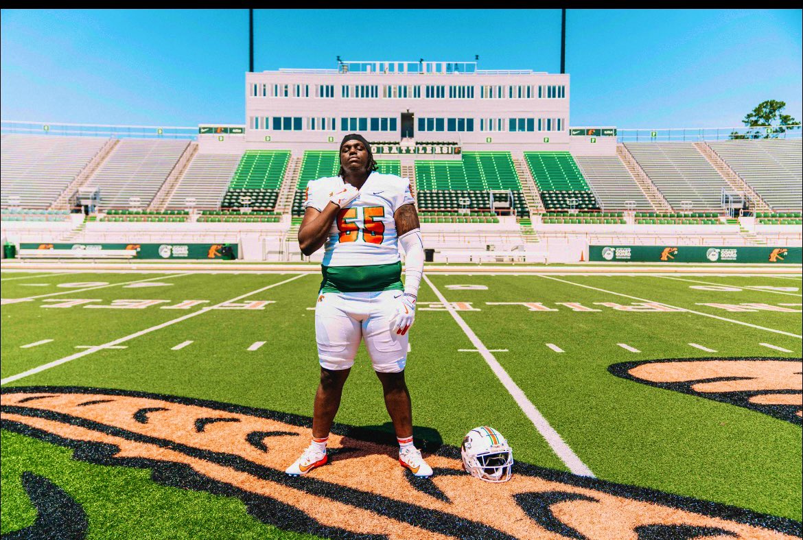 JThomas55_'s tweet image. From 240 my senior year with zero offers to now 305 going into my second year of juco with multiple division 1 offers I refuse to let anybody out work me because I came from nothing !!! @JUCOFFrenzy @coachniclaud @GMC_Football @coachjack_w @Cameron_57_ @CoachLReady