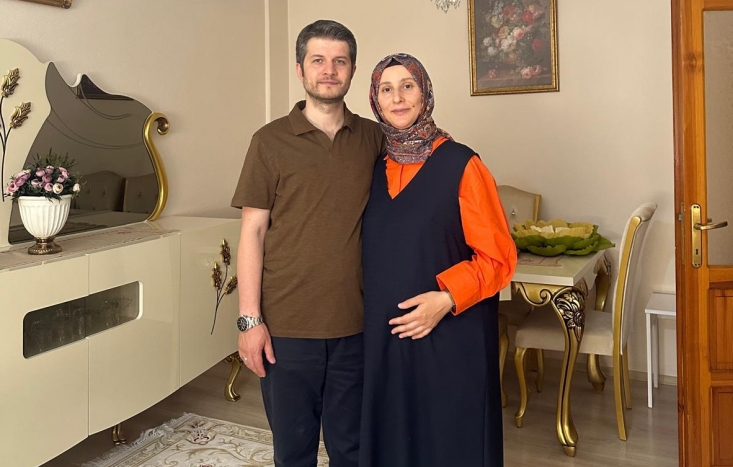 9 AYLIK HAMİLE MERVE ZAYIM 20 GÜNDÜR HAPİSTE 

Eşi Furkan Zayım: 

"Eşim şu an Edirne L Tipi'nde 25-26 kişilik koğuşta kalıyor. Günde sadece 2 saat su veriliyor. 'Az da olsa sancılarım oluyor. Geçen gece kötü oldum. Burada doğum yapmak istemiyorum' dedi."
 
AsudeBebek Cezaevinde