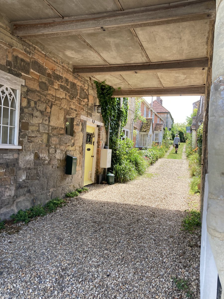 winniemli's tweet image. Just a nice gateway in an English countryside village
#countryliving #countryhumans
