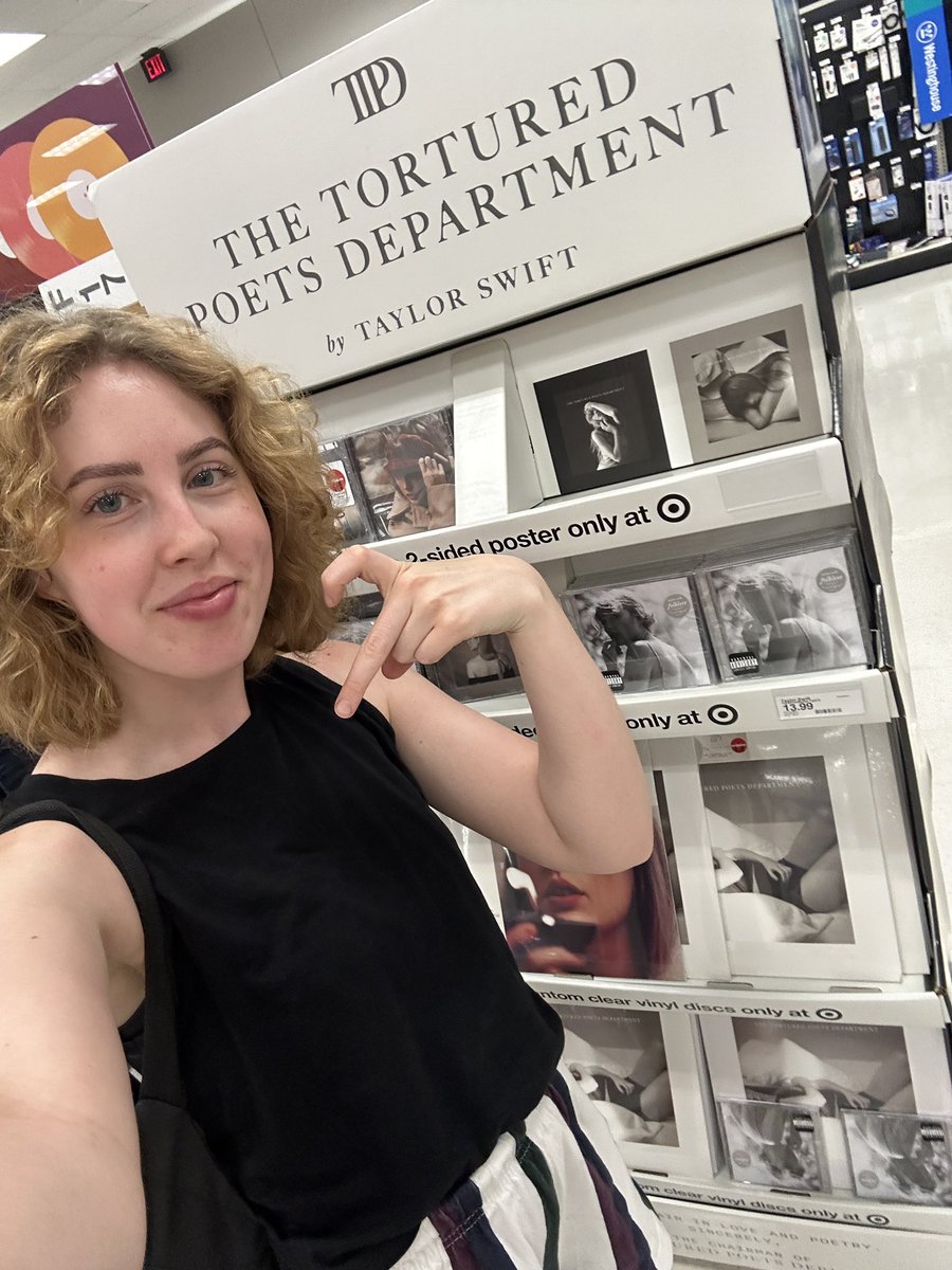 picturetokurn's tweet image. had to come say hey to my girl 🤭 also they still have the 1989tv promo sign up on the side too loll