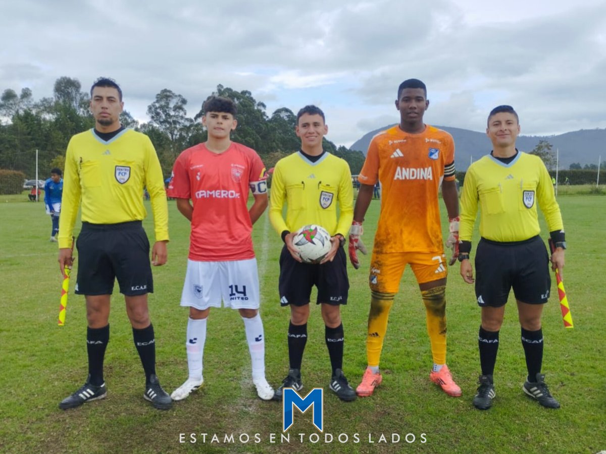 MundoMillos's tweet image. #FÚTBOLBASE Goleada 4-0 de Millonarios Sub15 sobre Alberto Gamero FC por el campeonato nacional Sub15. Los azules son líderes de su grupo y ya clasificados con anticipación a los Playoffs del certamen.
#MundoMillosConLaCantera
#EstamosEnTodosLados