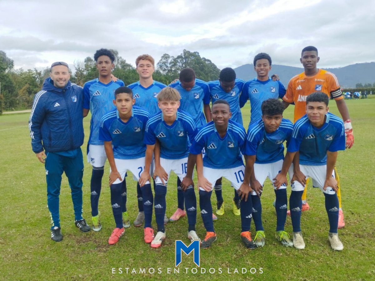 MundoMillos's tweet image. #FÚTBOLBASE Goleada 4-0 de Millonarios Sub15 sobre Alberto Gamero FC por el campeonato nacional Sub15. Los azules son líderes de su grupo y ya clasificados con anticipación a los Playoffs del certamen.
#MundoMillosConLaCantera
#EstamosEnTodosLados