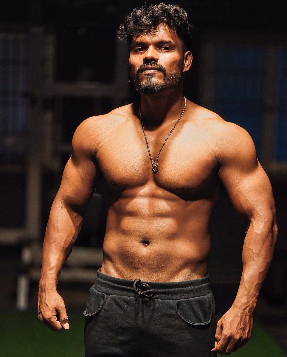 நரம்பு புடைத்த கைகள் காட்டுத்தனமாக இருக்கு. இந்த கையால காலா தூக்கி புடிச்சி இவன் சுண்ணிய உருவி சூத்துல சொருவுனா செம்மையா‌ இருக்கும்.