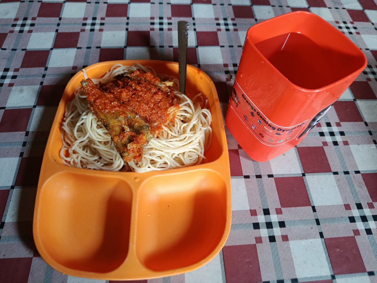 sona_of_matrix's tweet image. SIGN FOOD CHRONICLES
What are you seeing!!
Yes it's spag and stew with fish, so I know every one and country or culture has their own way of cooking this meal,
This is the way I felt like eating mine!!
Just boiled spaghettini and my yesterday stew with fish.
And do you see the…
