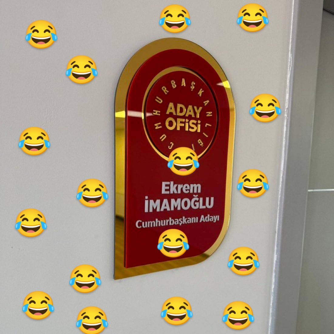 __pErvIN__'s tweet image. O&apos;nun DİPLOMA&apos;sı yok anlıyor musunuz DİPLOMA&apos;sı yok😂

Ekrem İmamoğlu  #SONDAKİKA 
İçerde😂