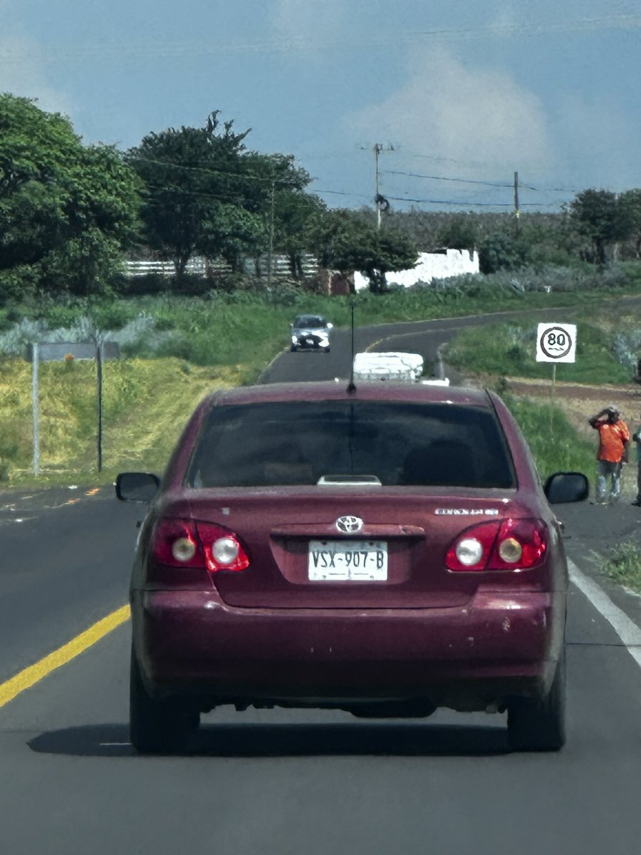 geekturtle's tweet photo. @Trafico_ZMG 
Ahí si lo ven le dicen que es de mala educación tirar una caja con basura por la ventana en la carretera https://t.co/GkZftpQ8jS