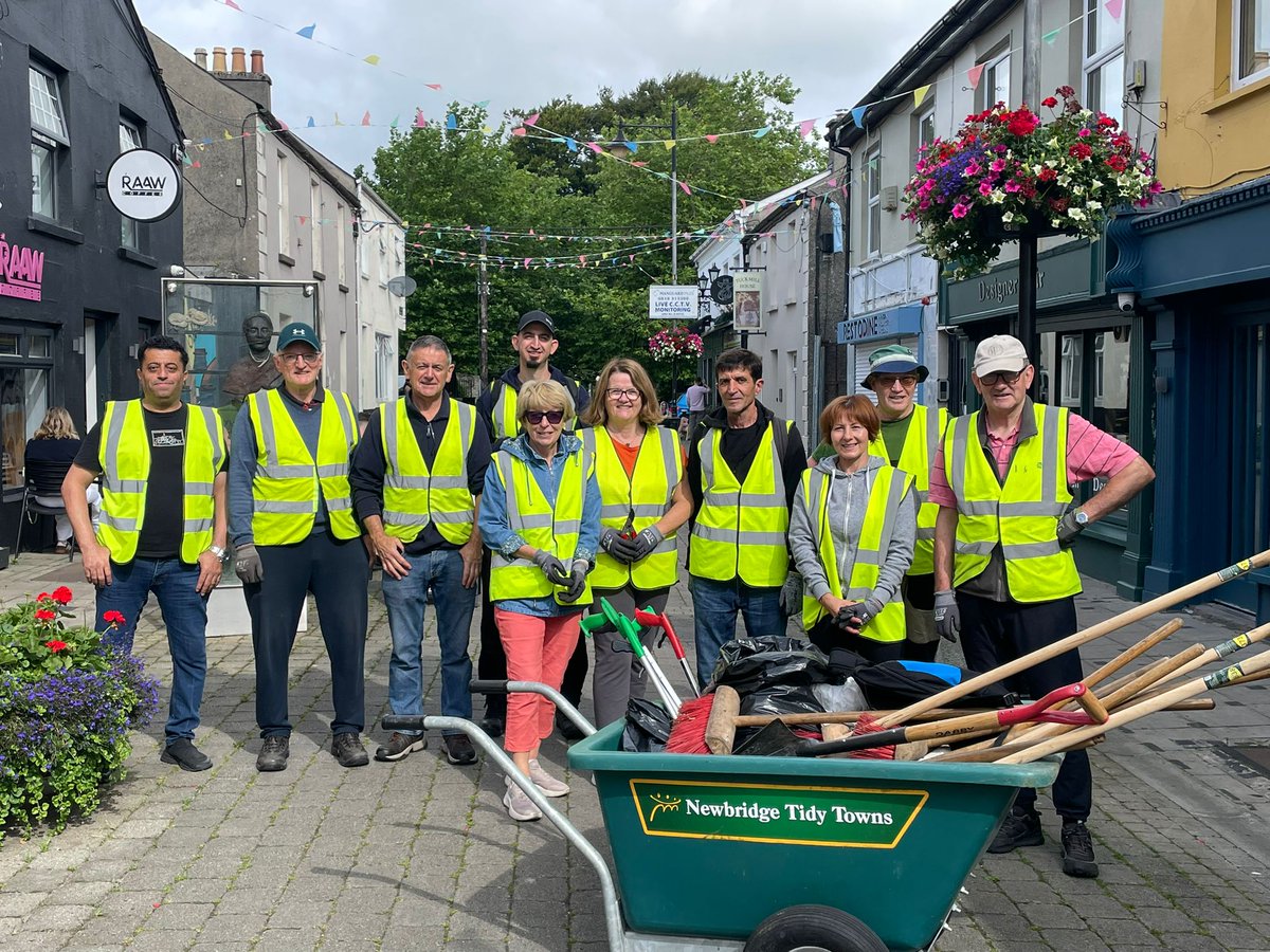 Some excellent work carried out by this #volunteer crew,  including deadheading #NewbridgeInBloom &amp; weeding around our planters - concentrating on George’s St., Main St. &amp; Edward St. up to Cutlery Rd. junction.

 Thanks all!

Next scheduled work will be with #KARE on Monday next.