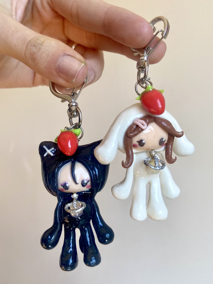 witcatt's tweet image. Nana and Hachi keychains 🍓