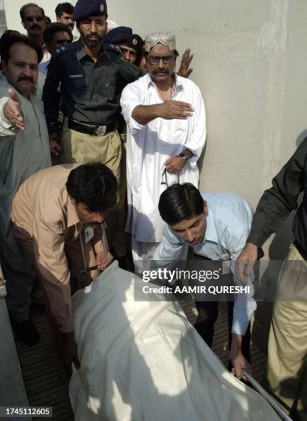 AreeshaPervez's tweet image. Prez AZ saw worst political victimization, yet never once did he reciprocate or even complain. In 2002, AZ was released on parole a few days before his mother passed away. He was his mothers only son. In the pic, he is at her funeral. This is the sacrifice this family has given.