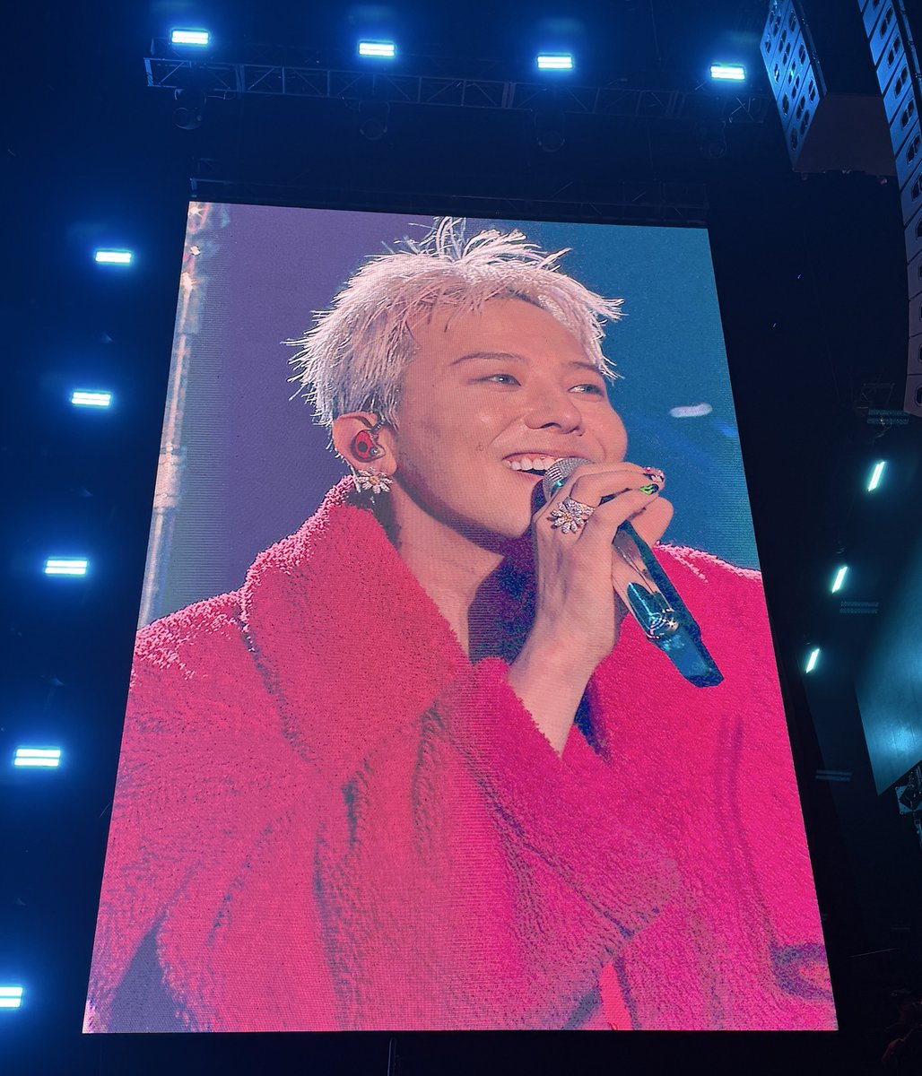 jiyongste's tweet image. he was the happiest today. my heart is full 🥹❤️
#ÜbermenschInJakarta_Day2
#GDRAGONinJAKARTA #지드래