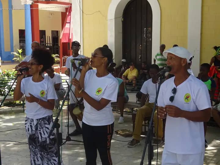 📸 Imágenes del habitual espacio sabatino que alegra las mañanas en el parque José Martí. 
#BajoLaCeiba especial este 26 de Julio,con el Ballet Folklórico Babul como anfitrión, en saludo al Día de la Rebeldía Nacional.
#26DeJulio 
#CulturaGuantánamo