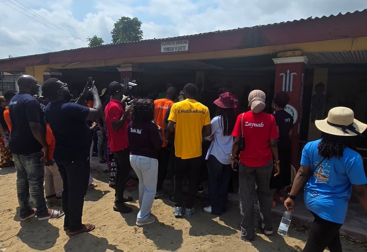 nbasblofficial's tweet image. Onward on the Badagry 2025 Journey: The Velekete Slave Market.
Our next stop took us to one of the most haunting chapters of slavery in the past— the Velekete Slave Market, where history whispered through every stone, tree, shrines and corners.
Here, we learned how over 15,000…