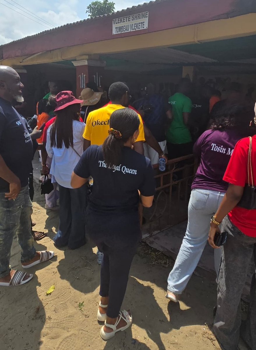 nbasblofficial's tweet image. Onward on the Badagry 2025 Journey: The Velekete Slave Market.
Our next stop took us to one of the most haunting chapters of slavery in the past— the Velekete Slave Market, where history whispered through every stone, tree, shrines and corners.
Here, we learned how over 15,000…