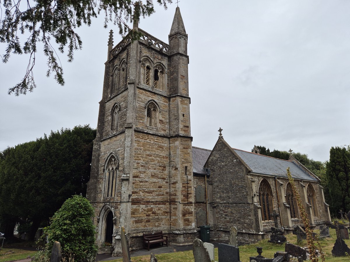 TheHistoryMouse's tweet image. Welcome to a gloomy looking church of Mary the Virgin in Hutton, Somerset. Pure-bred perp this one, tower, nave, chancel, south aisle and the usual C19 refurb and additions. Pretty impressive tower! #StMaryHutton #Somerset #SteepleSaturday