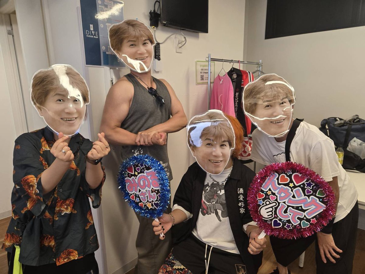 ただでさえ狂いすぎてる抱き枕奇祭に加え、イカれたサポメン&amp;スタッフ達の小ネタ応酬のステージ、いかがでしたでしょうか。
今日という日がなんだったのか正直自分もよくわかりませんが

前説パートでの日本ラブコメ党謝罪会見〜童貞サウザー爆誕の流れはいずれ何かの形で日の目を見るかと。お楽しみに