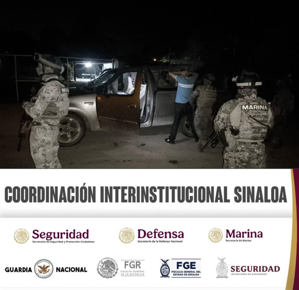 LaCronicaDeHoy's tweet image. En Navolato, Sinaloa, autoridades detuvieron a un hombre con armas y 198 dosis de droga en su poder.