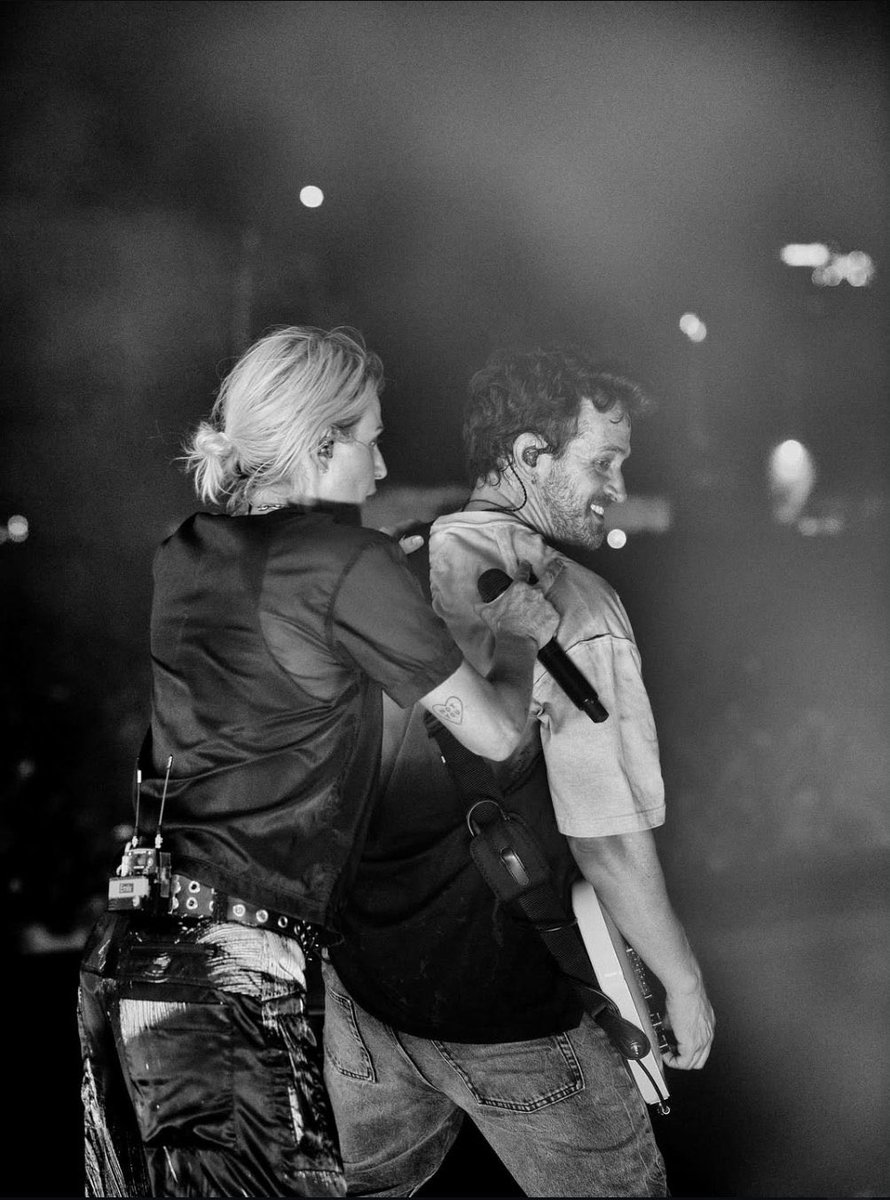 Sophthesoldier's tweet image. 🚨BREAKING NEWS: Alex Feder, the touring guitarist of @linkinpark has apparently filed a workplace complaint against the bands frontwoman Emily Armstrong for her shenanigans. He states: “three times is enough”.