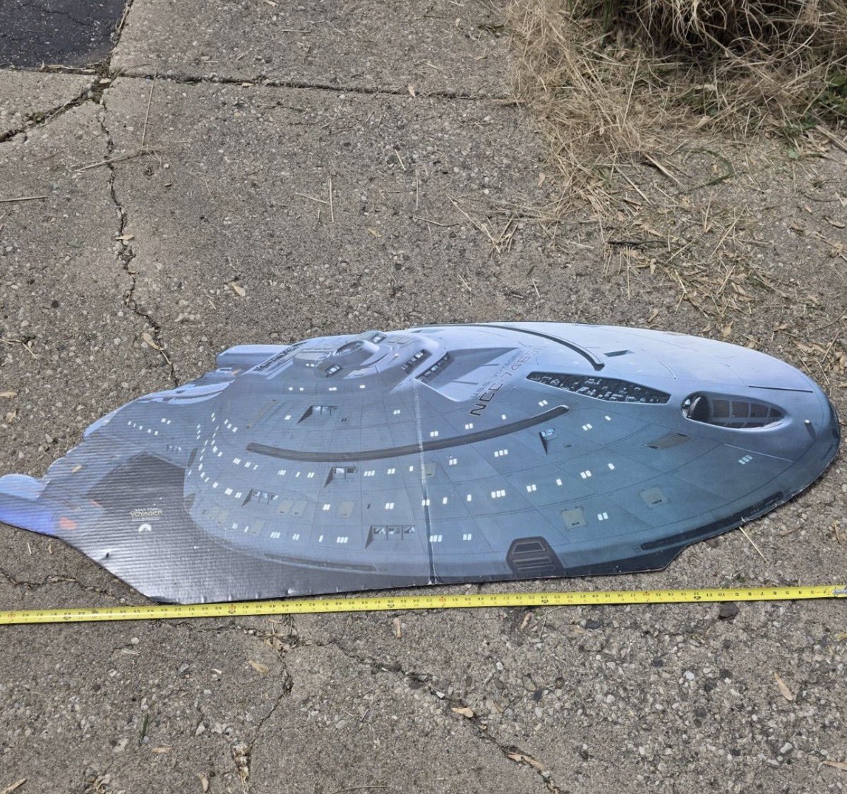 SpaceshipAddict's tweet image. Got a question for you silly collectors like myself. Do any of you have cardboard standees and if so, do you do anything to protect them from damage or moisture? Like should I frame it or laminate it or do anything like that? Just got this vintage Voyager one and I dunno how to…