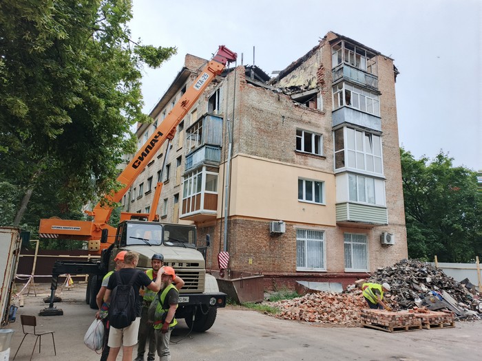 Gorod_cn_ua's tweet image. Мешканці п’ятиповерхівки на Козацькій, куди впав шахед розповіли, як її ремонтують
tinyurl.com/mvhmfh8u