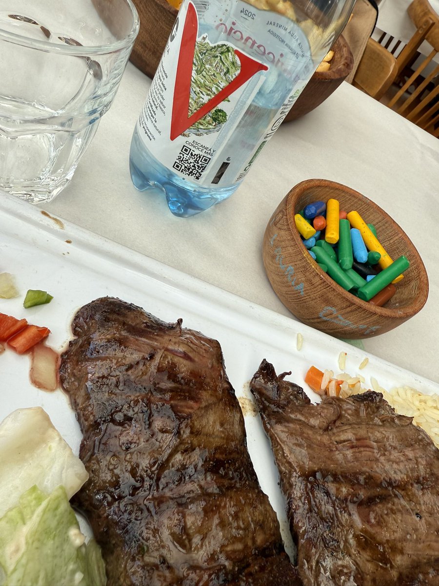 SerbinPont's tweet image. Yo te banco cuando te bardean por la edad, @nicpromanzio, pero después me llevás a un restaurante porque tienen crayones en la mesa. ¡Así no se puede defender lo indefendible!