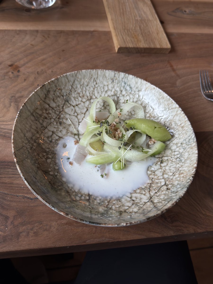 Skaarspace's tweet image. No idea what the fuck we eating but it keeps tasting good and it keeps coming 👀