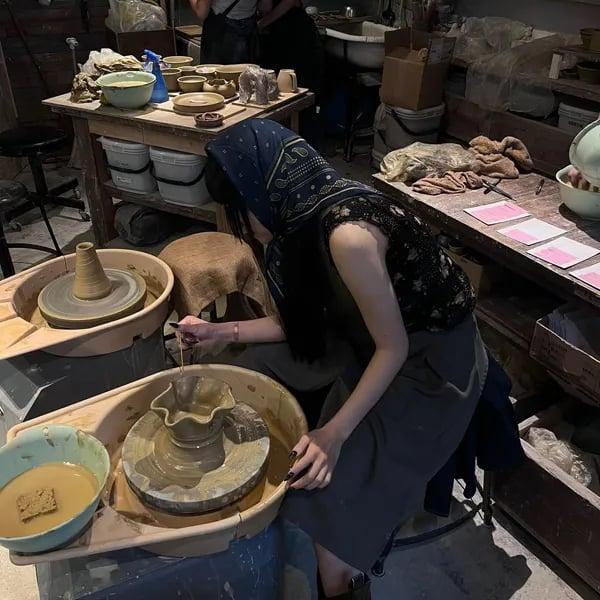 fashionsnap's tweet image. カフェ併設の陶芸教室「ROUTE POTTERY」 暑い日は室内でモノづくりに挑戦 fashionsnap.com/article/2025-0…