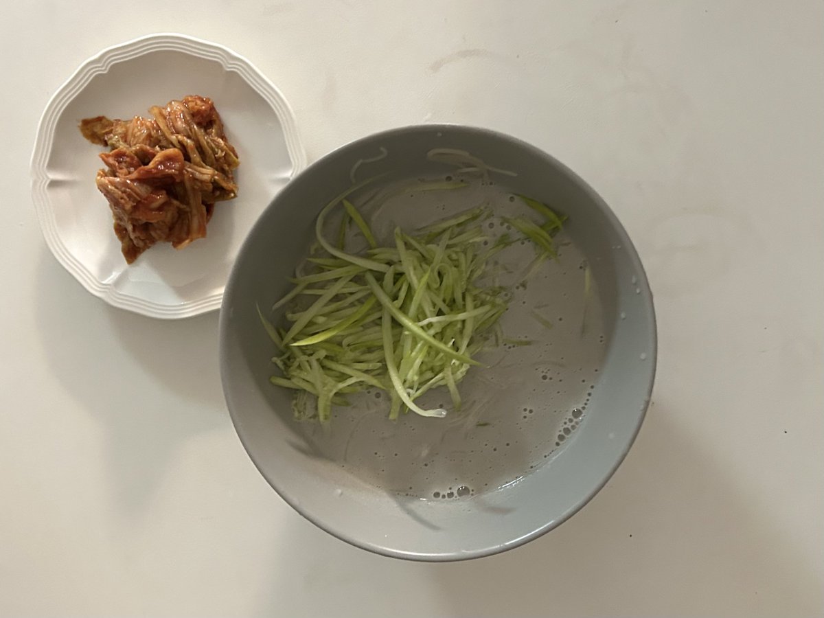 appleroseyoon's tweet image. 발레 갔다가 밥차릴 힘이 없어서 콩국수 말아묵음