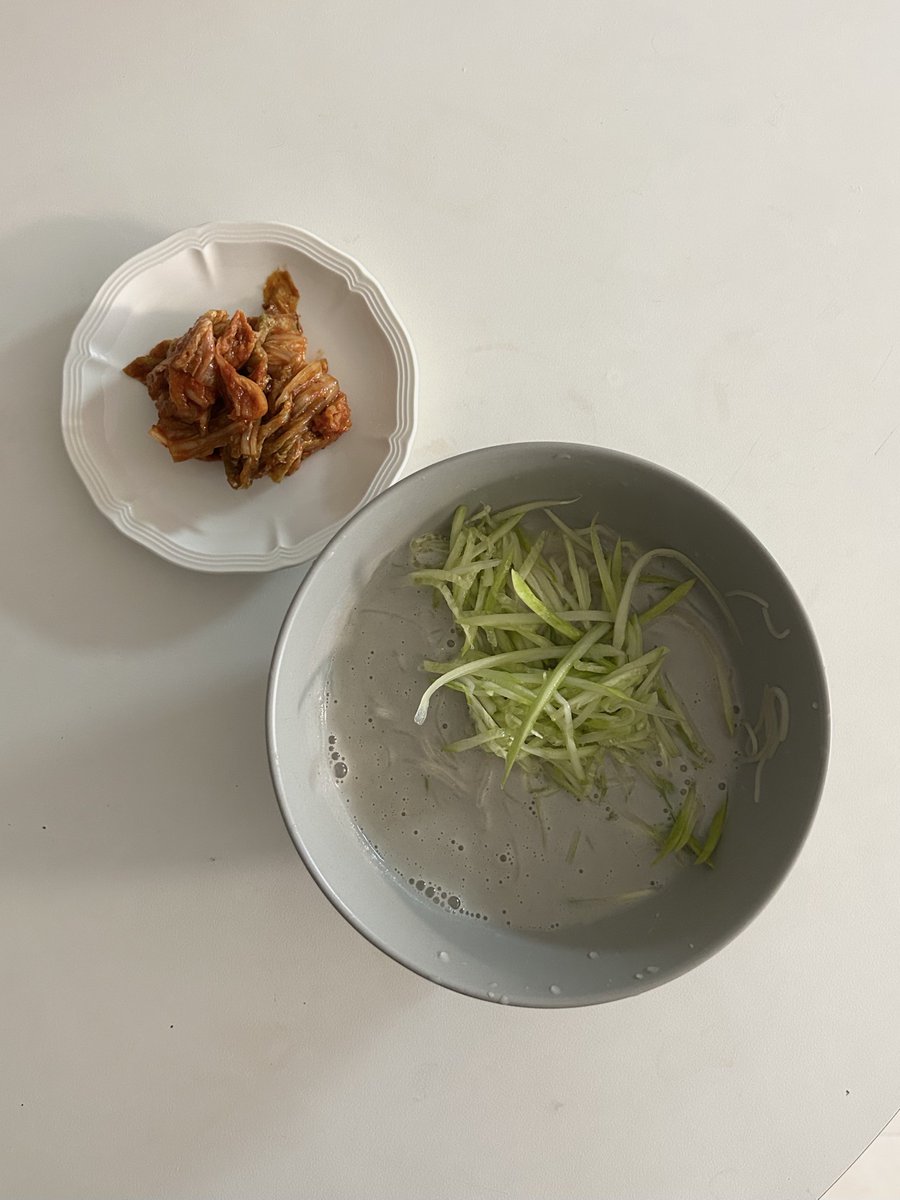 appleroseyoon's tweet image. 발레 갔다가 밥차릴 힘이 없어서 콩국수 말아묵음
