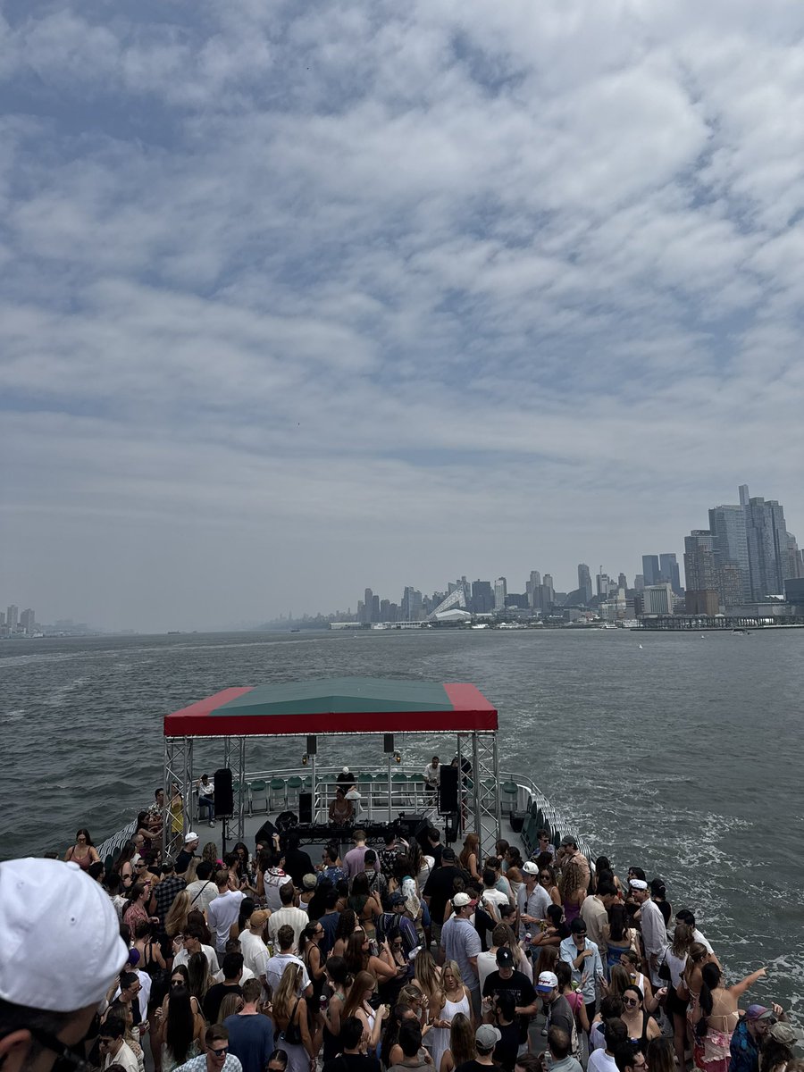 m4dder4ll's tweet image. This is the first time my sister has ever planned an excursion when she visits me and somehow I ended up at a dj set on a boat