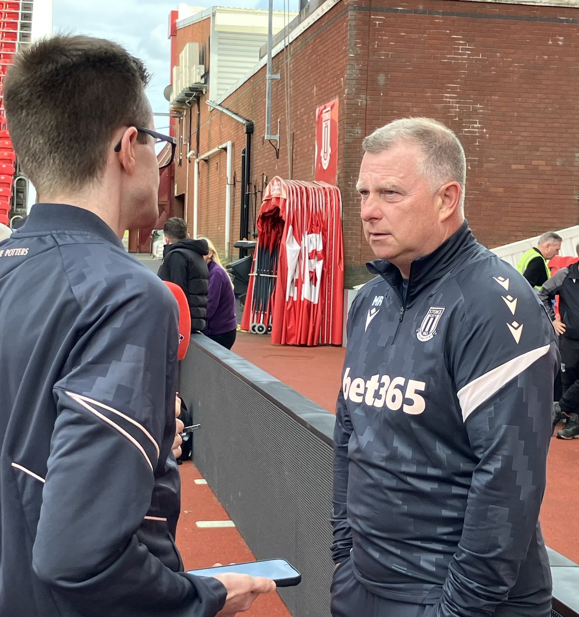 BBCStokeSport's tweet image. 🔴⚪️ Mark Robins is pleased with the position his Stoke City squad are in with two weeks of pre season to go. He spoke to BBC Radio Stoke after the 1-1 draw with Wolves.
📻 Listen live:
bbc.co.uk/sounds/play/li…