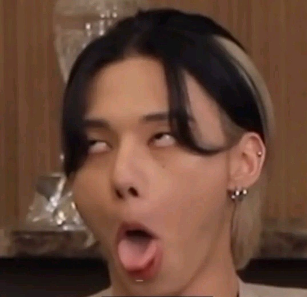 hotyapper's tweet image. SAW MY FIRST CRINGEY BACKHUGGING IN LINE TAKING UP AN INSANE ANOUNT OF SPACE COUPLEโผ๏ธโผ๏ธโผ๏ธ