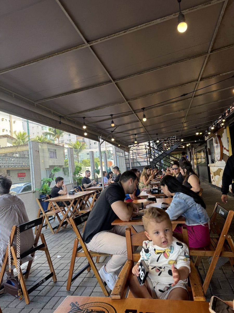 ZattarRafael's tweet image. Vou dar um rolé na rua e vejo:
- Restaurantes lotados
- Aeroportos cheios
- Show de R$ 700 esgotado
- Shopping sem vaga
- Praia com cadeira a R$ 120 o dia
- Todo mundo iPhone na mão
Detalhe: País onde mais da metade da população tem o nome no Serasa.
Brasil não é pra…