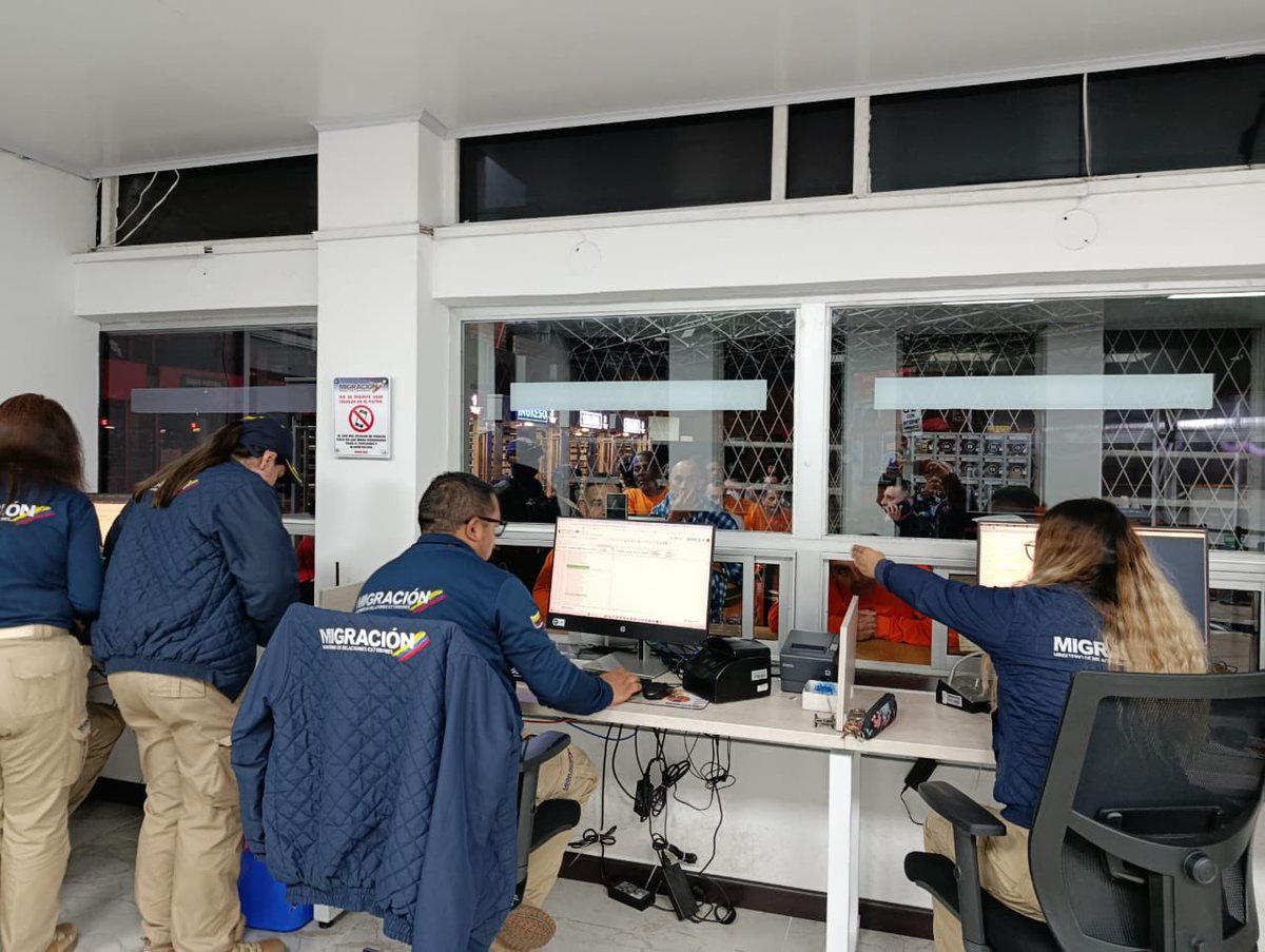 MigracionCol's tweet image. #AEstaHora | En el Puente Internacional de Rumichaca, @MigracionCol, como parte del equipo interinstitucional del Gobierno Nacional, liderado por la @CancilleriaCol, realiza el proceso de control migratorio a los connacionales que regresan al país, deportados del Ecuador.