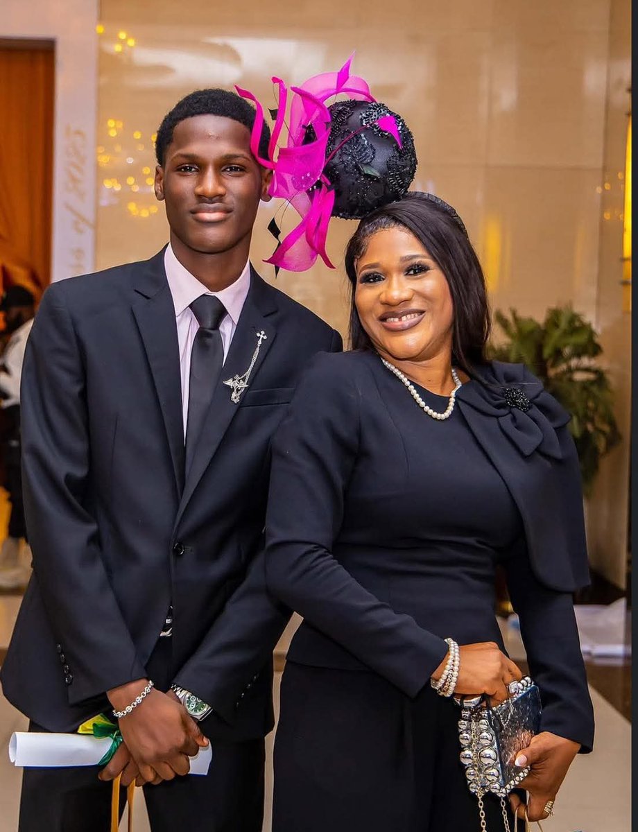 iamAbode's tweet image. 2Face Idibia and Sunmbo Adeoye&apos;s son graduated.
