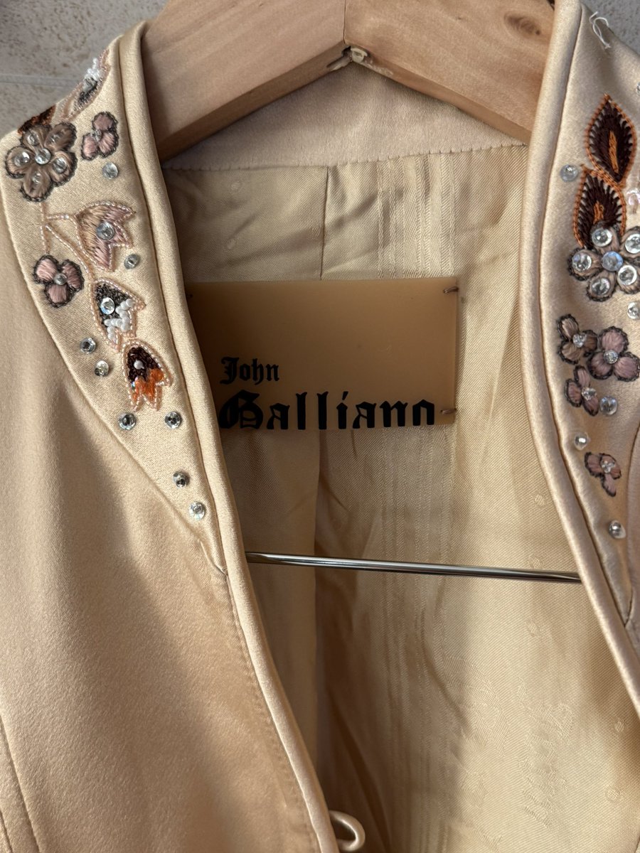 into_archive's tweet image. fun fact John Galliano pockets for jackets were designed like saddle shapes which later became Dior saddle bags
