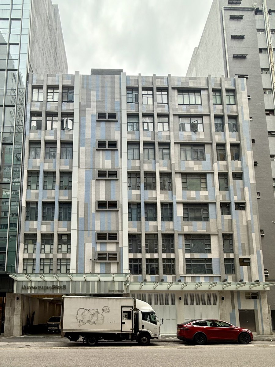 miaowxx's tweet image. ミニバス乗降車するの自信ないから思い切って歩いて移動しちゃったシリーズ。茶果嶺から觀塘〜土瓜灣まで歩く途中に見かけたミルキーウェイビルディング。銀河映像(香港)有限公司、ジョニー・トーの本拠地。