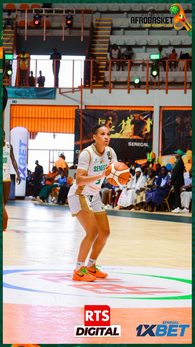 RTS1_Senegal's tweet image. 🏀 AFROBASKET ABIDJAN 2025
📸En s’imposant avec autorité face à la Guinée (92-48) à Abidjan, l’équipe nationale féminine de basketball a marqué les esprits, sous la présence de la ministre Jeunesse, des Sports et de la Culture, @Khadydienegaye.
