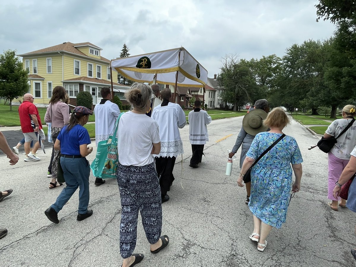 GretchenOSV's tweet image. Procession with a St. Anne relic around the town of St. Anne, Illinois, on the feast of Sts Anne and Joachim.